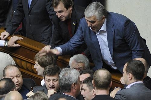 Приставили пістолет до голови та вимагали платити: на Донбасі затримали скандального екс-регіонала