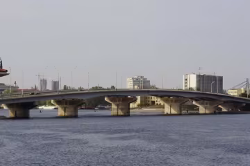 Київських водіїв попередили про обмеження руху на Русанівському мосту