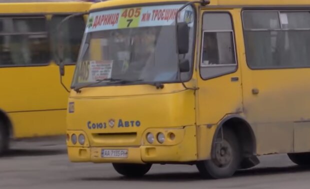 Громадський транспорт, кадр з відео