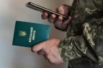 Військовий пенсіонер отримує пенсію