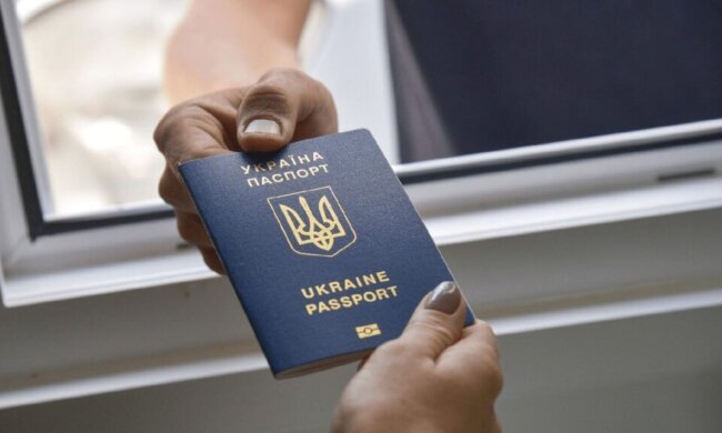 Отец с ребенком на границе