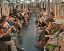 Валентинів день по-російськи: сувора парочка зайнялася любов'ю прямо в метро, відео