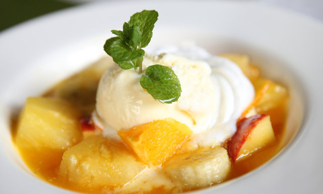 Смачно і корисно: простий рецепт десерту з грушами і морозивом за 20 хвилин