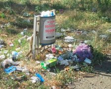 Мариупольцы завалили остановки мусором (фото)
