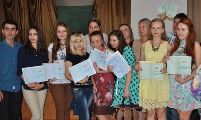 В ДНР видали надруковані на принтері дипломи