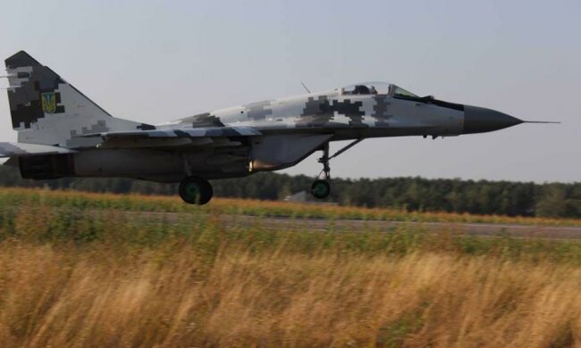 Украинские летчики учились приземляться на автостраду (ФОТО)