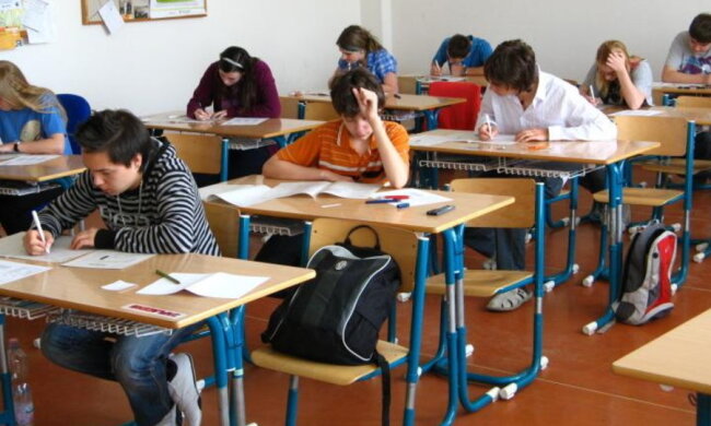 У школах залишаться одні малюки: для учнів 10-11 класів підготували нові правила – куди відправлять