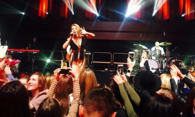 Тіна Кароль на колінах співала гімн України (відео)