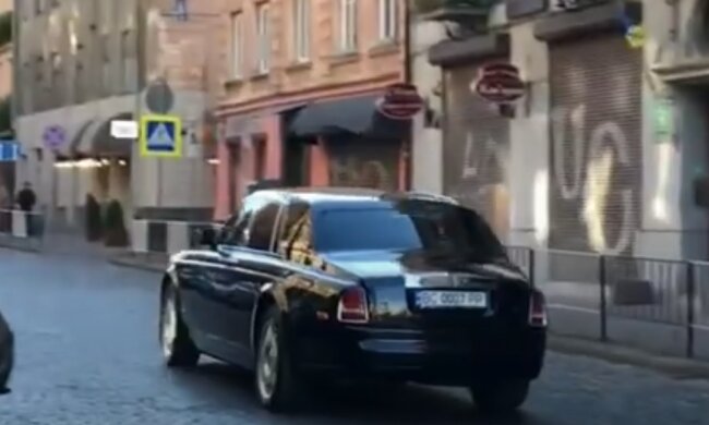 По Львову рассекает шикарный Rolls-Royce за 7 миллионов: о таком мечтали Джон Леннон и Элвис Пресли