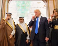 Запально: як Трамп у Саудівській Аравії з шаблею танцював