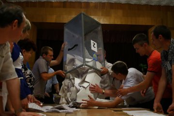 Холодное оружие и селфи: украинцам напомнили, как вести себя на выборах
