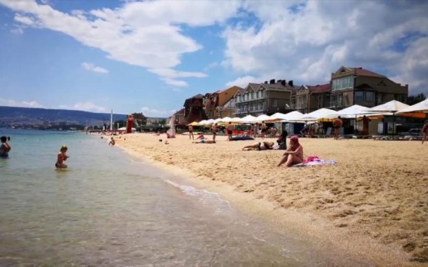 Грошей немає, людей теж: кримські пляжі змусили українців ридати