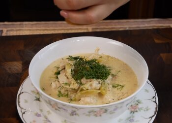 Жульен с кабачками и курицей, кадр из видео-рецепта