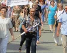 "Обібрали до трусів": дівчата вийшли на акцію протесту абсолютно голими