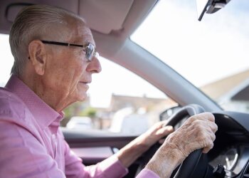 Пенсіонер за кермом: фото з вільних джерел