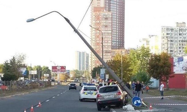 Столб навис над дорогой в Киеве (фото)