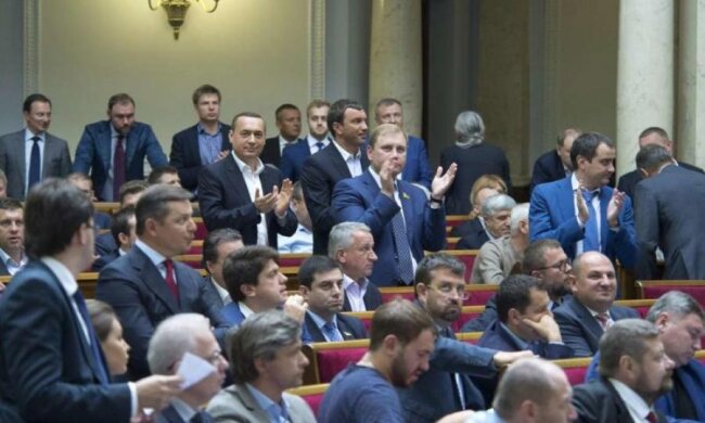 Наряды за сотни тысяч: депутаты вновь показали, как далеки от ваших проблем