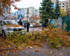 В центре Киева гигантский строительный кран потерял равновесие и упал на людей: первые кадры