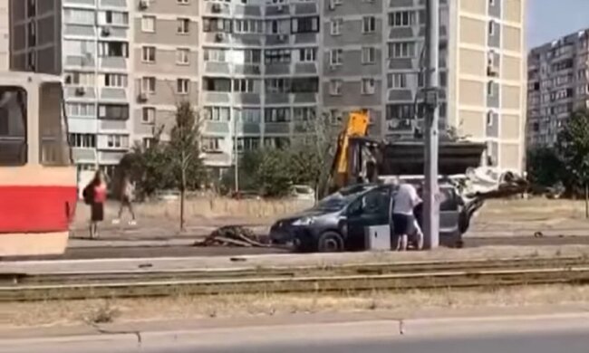 В Киеве легковушка нарвалась на ковш эскалатора — смятая крыша и травма головы