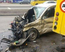Легковушку смяло о маршрутку на Красном хуторе: есть пострадавшие