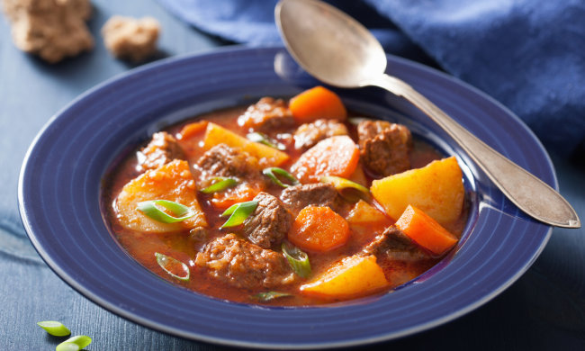 Говядина тушеная с луком и картофелем: рецепт на все случаи жизни