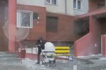 на маму с коляской свалилась глыба льда, скриншот с видео