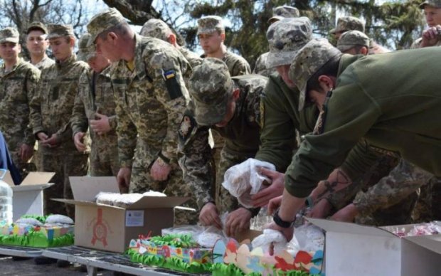 Пасха на передовой: исповедь украинских героев показали в трогательных фото