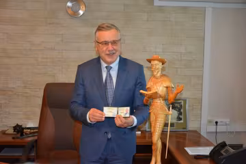 Гриценко открыл свой избирательный штаб: показал Дон Кихота и победный номер