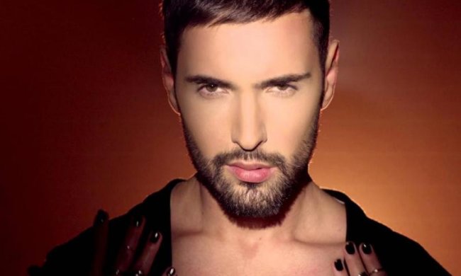 Зірковий холостяк подражнив фанаток голим торсом