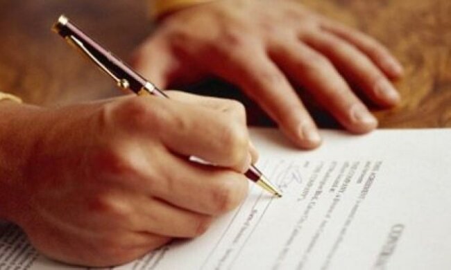 На Житомирщині правоохоронець підробляв документи для продажу спецтехніки