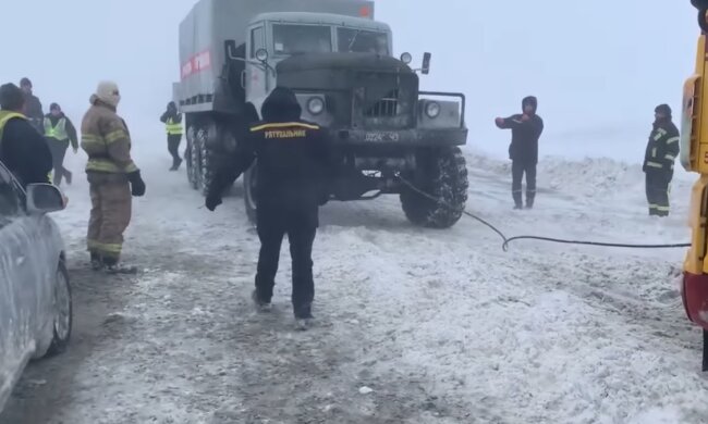 Рятувальники, кадр з відео, зображення ілюстративне: Facebook ДСНС України