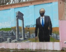 У Криму познущалися над графіті з Путіним на тлі руїн (фото)