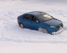 Автомобиль в снегу, кадр из видео