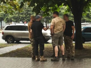 Вручення повістки, скріншот: YouTube