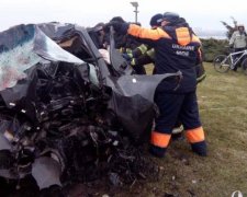 Стовп перетворив Chevrolet на купу металобрухту: троє дніпрян загинули