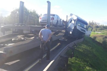 Під Санкт-Петербургом автовоз з Bentley на причепі розніс відбійник  (фото)