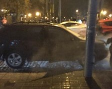 У Харкові знову спалахнув люксовий автомобіль (фото)