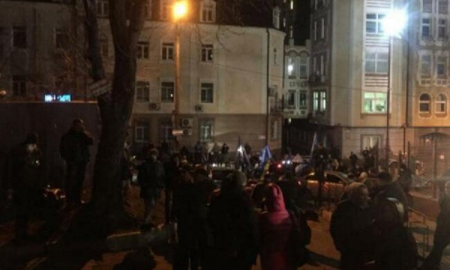 Дело Насирова: Активисты навестили главу Соломенского суда дома