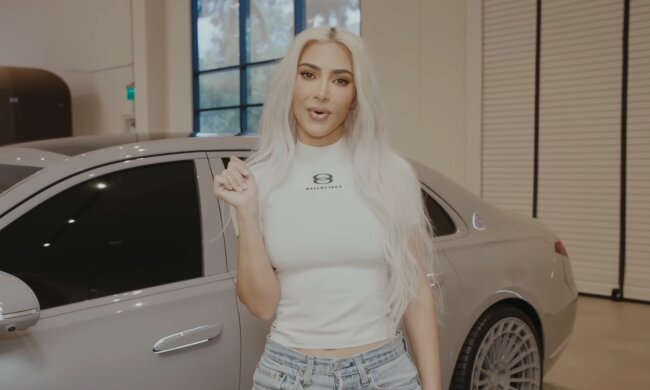 Кім Кардаш'ян, кадр з SKKN BY KIM Office Tour