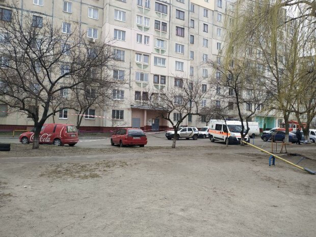 В Харькове банда малолеток с камнями и матами атаковала парковку: можно сдавать на металлолом, видео дичи