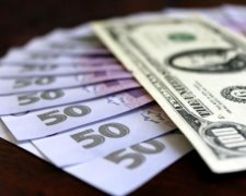 Відсьогодні українці обмінюватимуть валюту без паспортів