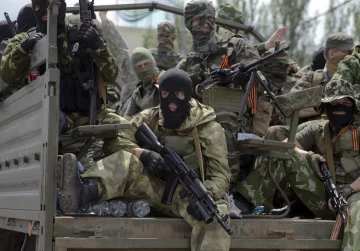 "ДНР" стягують тисячі бойовиків до "кордону": що назріває