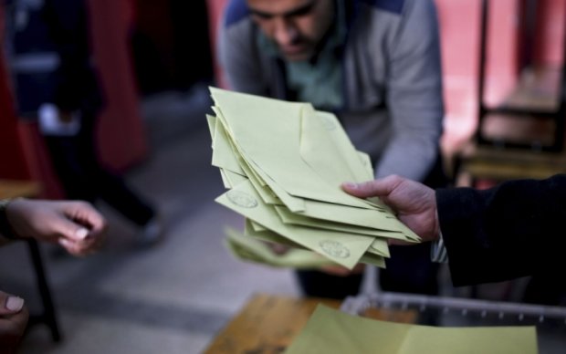 Наблюдатели заметили на референдуме в Турции массовые фальсификации