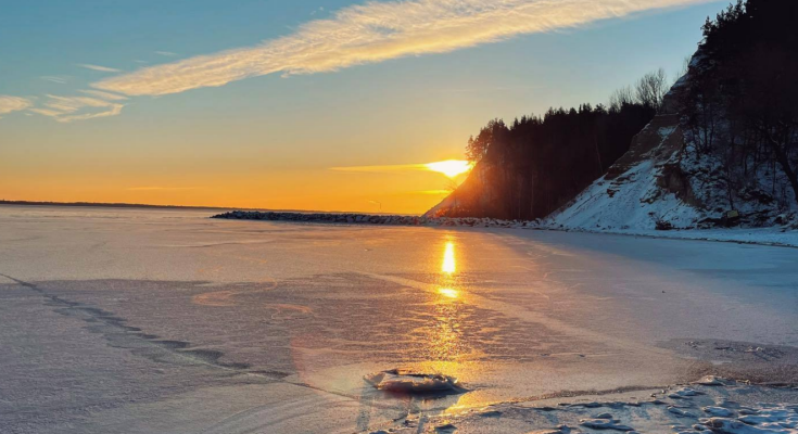 Київське море, зима, захід сонця, фото із соцмереж