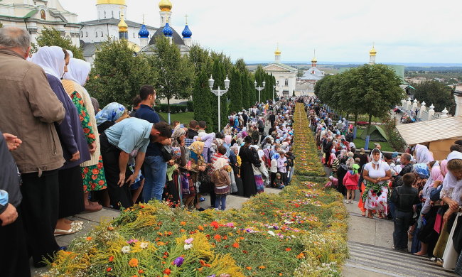 Не тим віддали: Мінкульт взявся за Почаївську лавру, молитви не допомагають