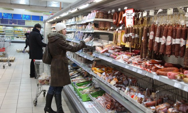 Гнилі кишки та кров у ковбасі: в мережі показали, чим виробники "годують" українців