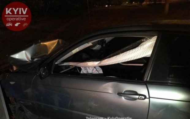 Пьяный водитель разгромил авто об светофор в Киеве