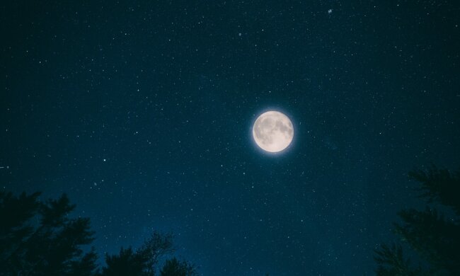 Повний місяць 21 вересня, фото з відкритих джерел