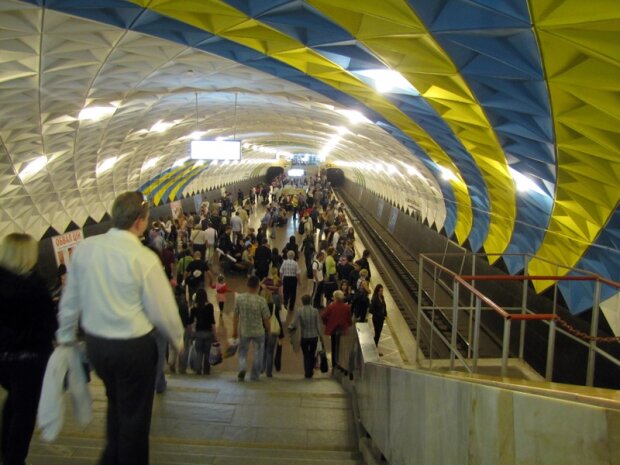 Харьковчанин искалечился в метро, очевидцы онемели от увиденного: медики спасают жизнь