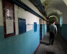 Сотрудник СИЗО получил тюремный срок за торговлю наркотиками